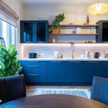 Lovingly Furnished In Center アパート *