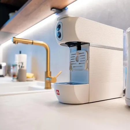 Lovingly Furnished In Center アパート *