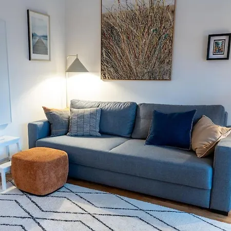 Lovingly Furnished In Center 公寓