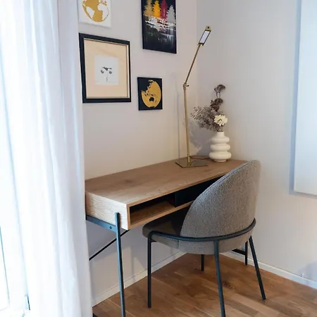 Lovingly Furnished In Center 公寓