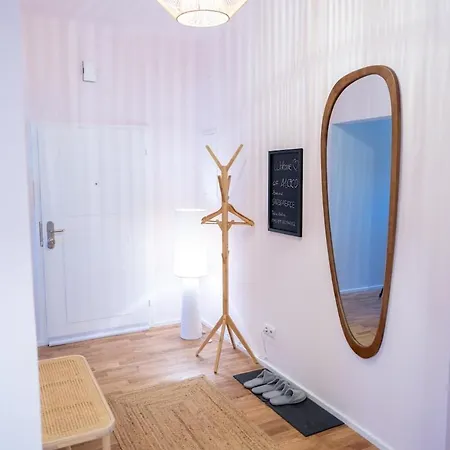 Lovingly Furnished In Center 公寓