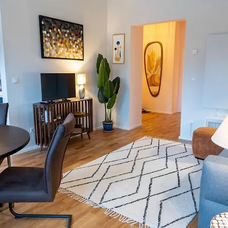 Lovingly Furnished In Center 公寓 *