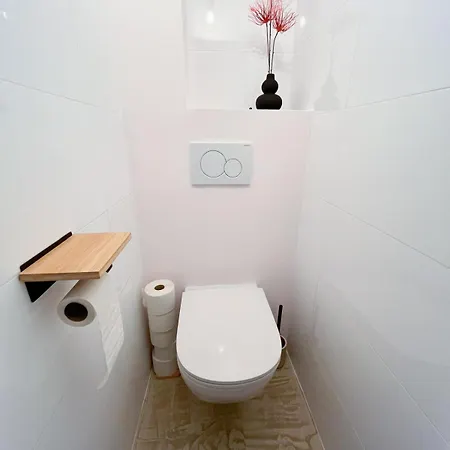 Lovingly Furnished In Center 公寓