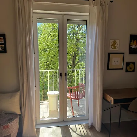 Lovingly Furnished In Center 公寓