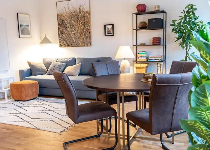 Lovingly Furnished In Center グラーツ