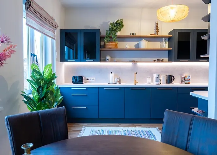 Lovingly Furnished In Center アパート *