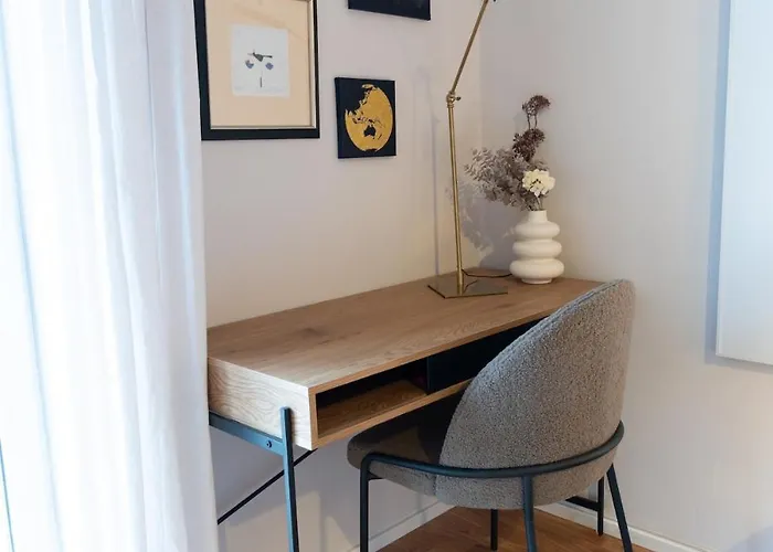 Lovingly Furnished In Center アパート