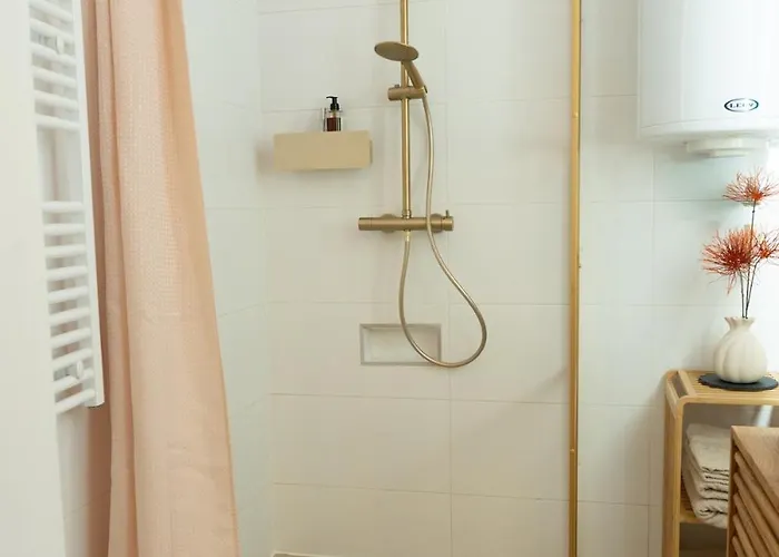 Lovingly Furnished In Center グラーツ