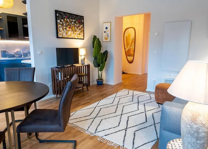 Lovingly Furnished In Center アパート *