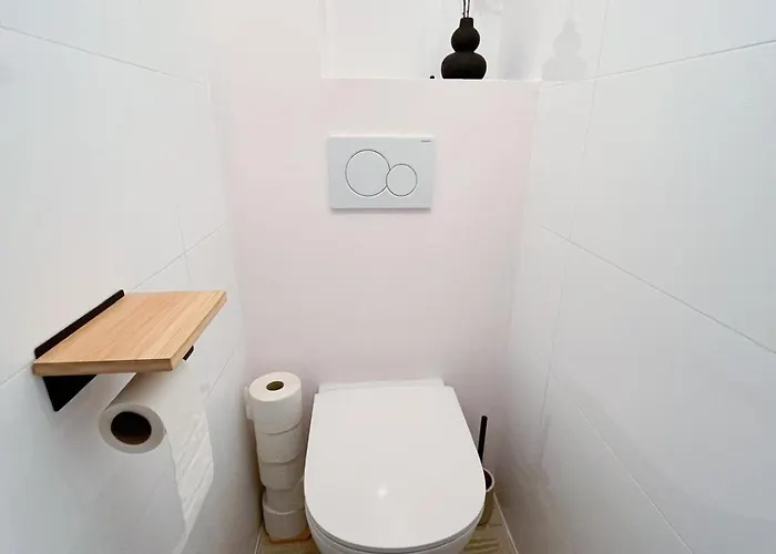 Lovingly Furnished In Center アパート